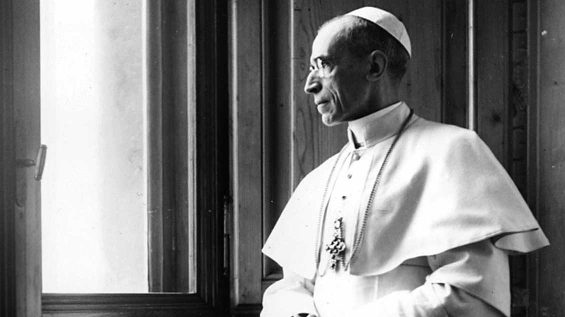 Papst Pius XII. (1939-1958) schaut aus einem Fenster.