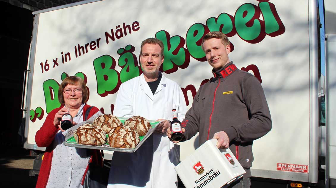 Misereror-Unterstützerin Maria Voß, Bäckermeister Klaus Hövelmann und Robert Dickhöver vom Supermarkt Rewe Kramer (rechts) präsentieren das Soli-Brot und das alkoholfreie Misereor-Fastenbier