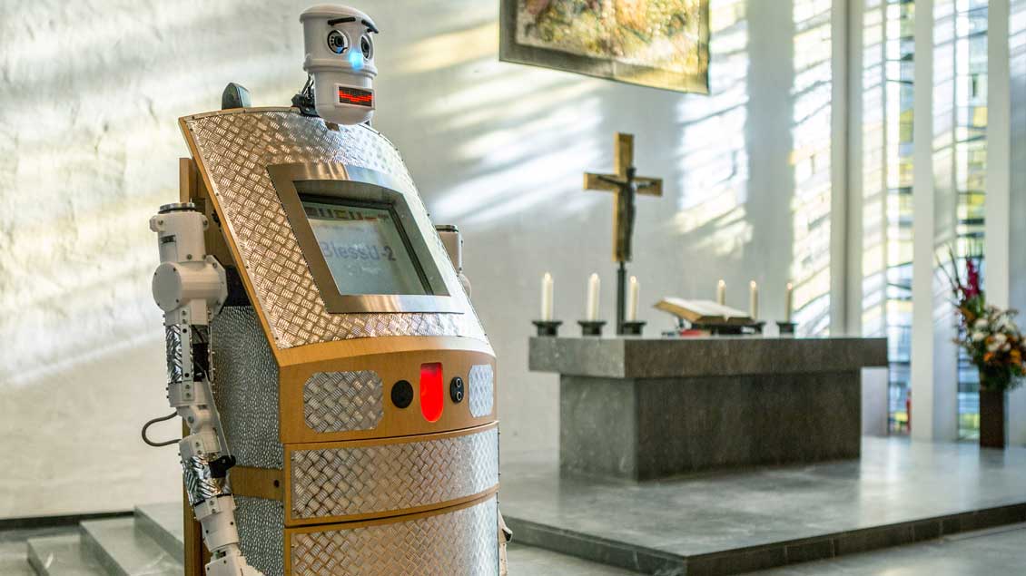 Ein Segensroboter in einer Kirche in Hamburg
