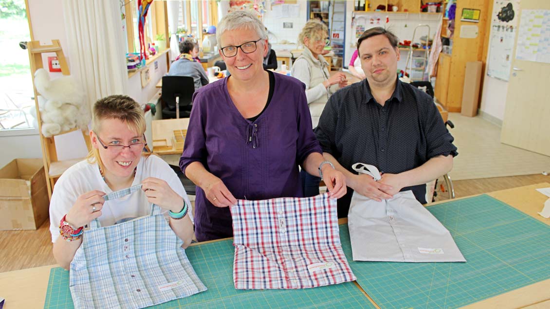 Das Team um Monika Budde fertigt aus alten Hemden einzigartige Einkaufstaschen.