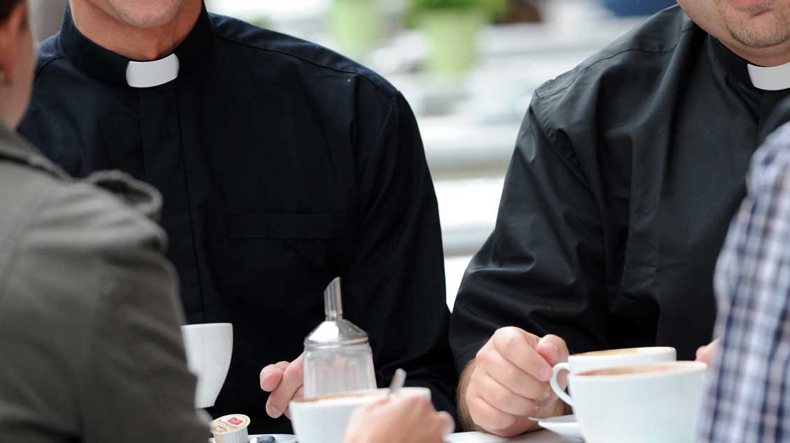 Priester und Laien im Gespräch
