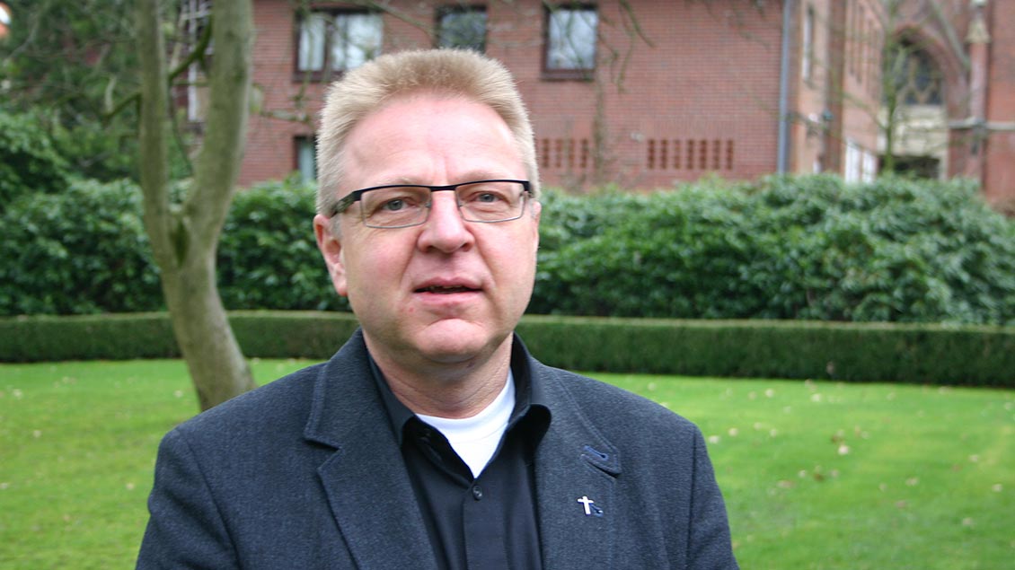 Pfarrer Hermann-Josef Lücker aus Visbek kritisiert das Verhalten der Kirche scharf. Seine Predigt erhält bei der Online-Übertragung großen Zuspruc
