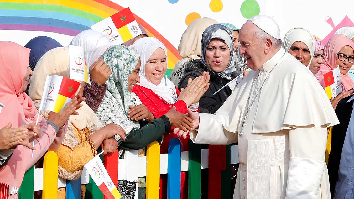 Papst Franziskus begegnet Menschen in einer katholischen Sozialeinrichtung in Marokko