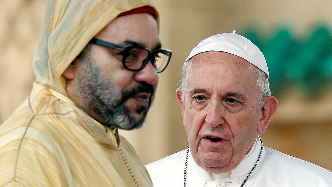 Marokkos König Mohammed (links) und Papst Franziskus im Gespräch