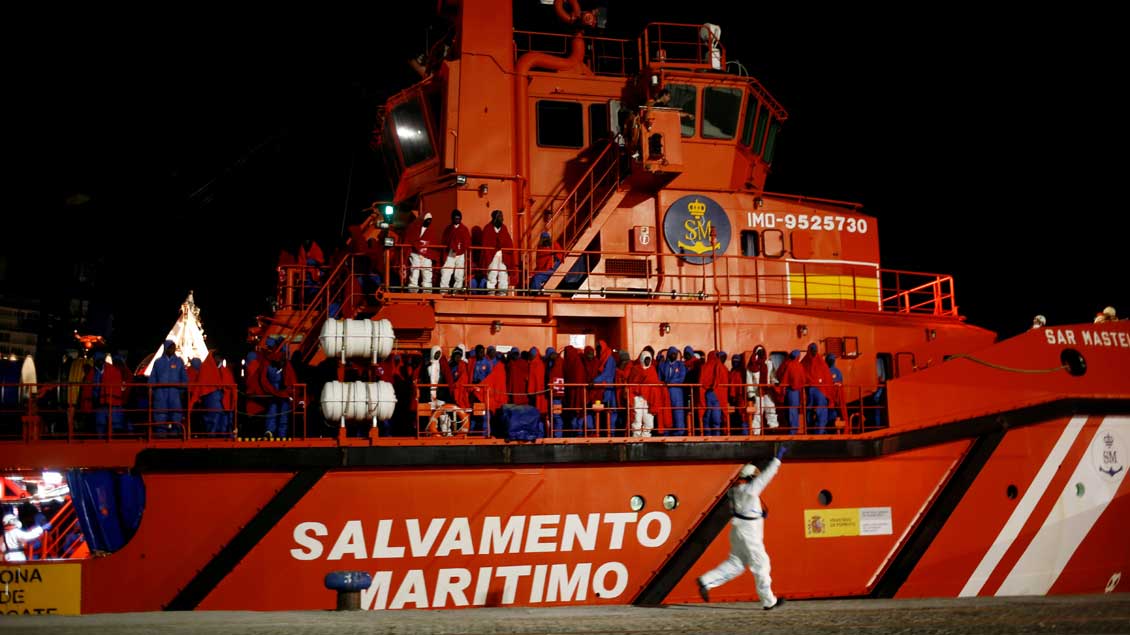 Ein Rettungsschiff voller Flüchtlinge im Hafen von Malaga in Spanien