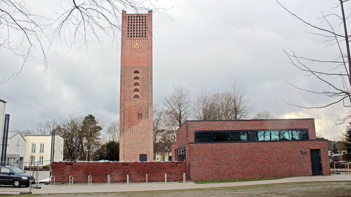 Blick auf den Backstein-Turm der ehemaligen St.-Josef-Kirche in Selm. Daneben das neue Jugendzentrum.