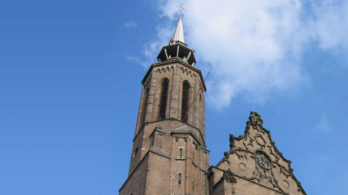 Blick auf den Turm der Katharinen-Kathedrale in Utrecht.