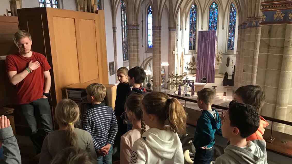 Kinder auf der Orgelbühne der Kirche in Dinklage