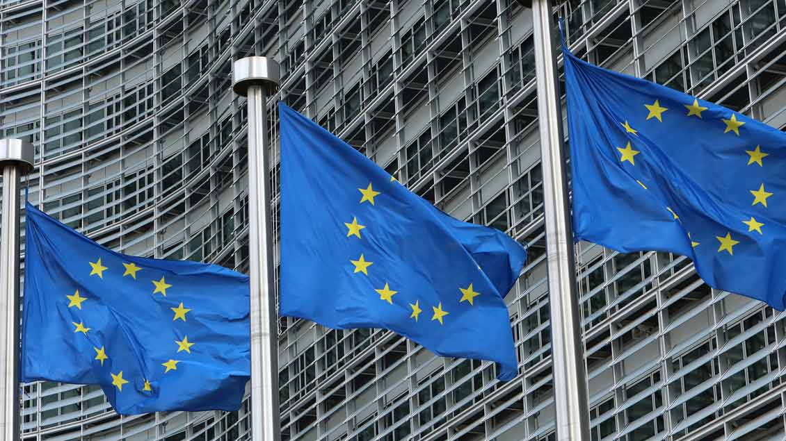 Europaflaggen vor einem EU-Gebäude
