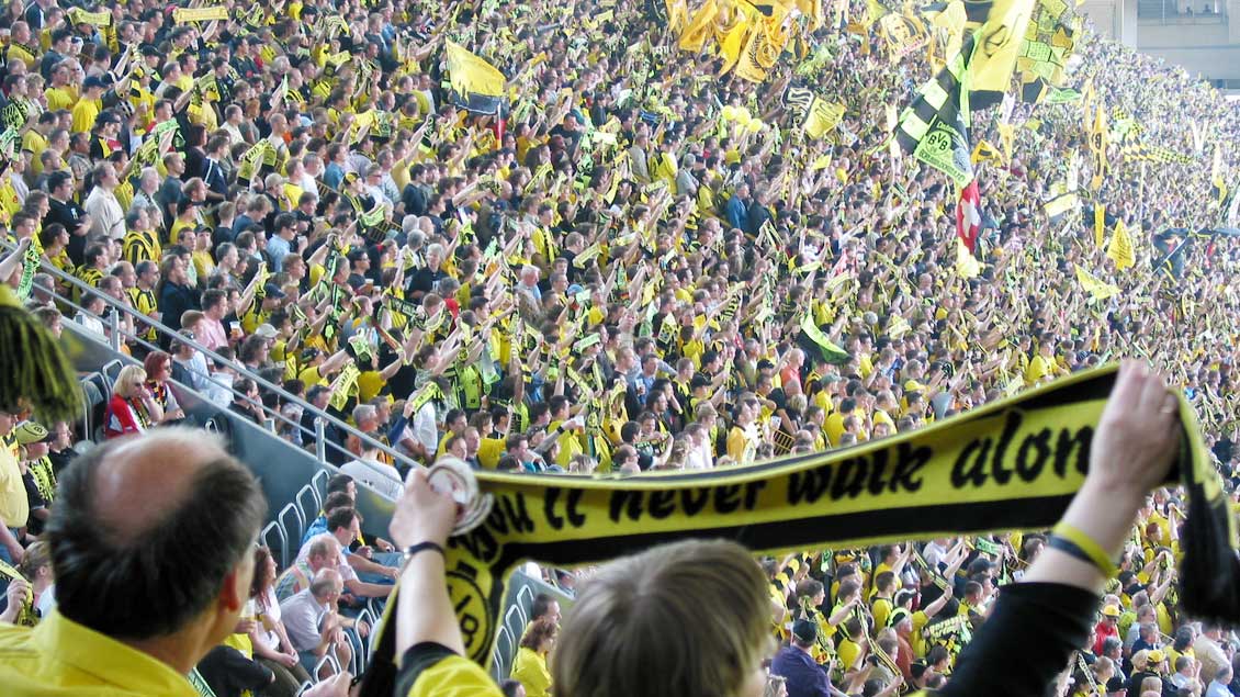 Dortmund-Fans im Fußballstadion.
