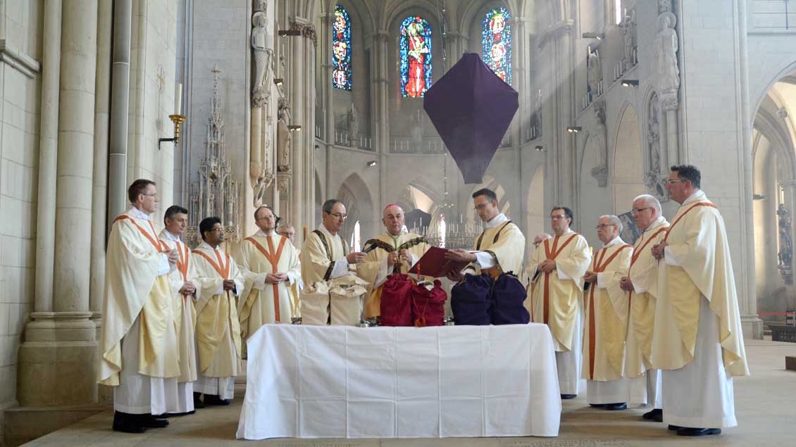 Bischof Felix Genn mit Dechanten bei der Weihe der heiligen Öle