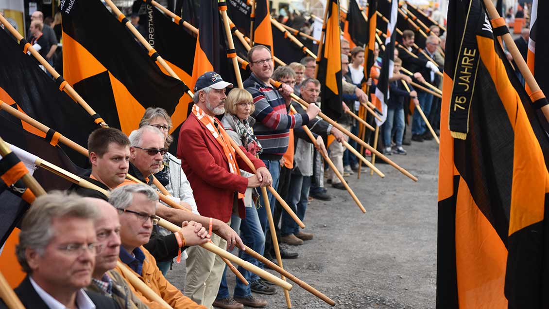 Viele Kolping-Bannerträger bei einer Großveranstaltung des Verrbands