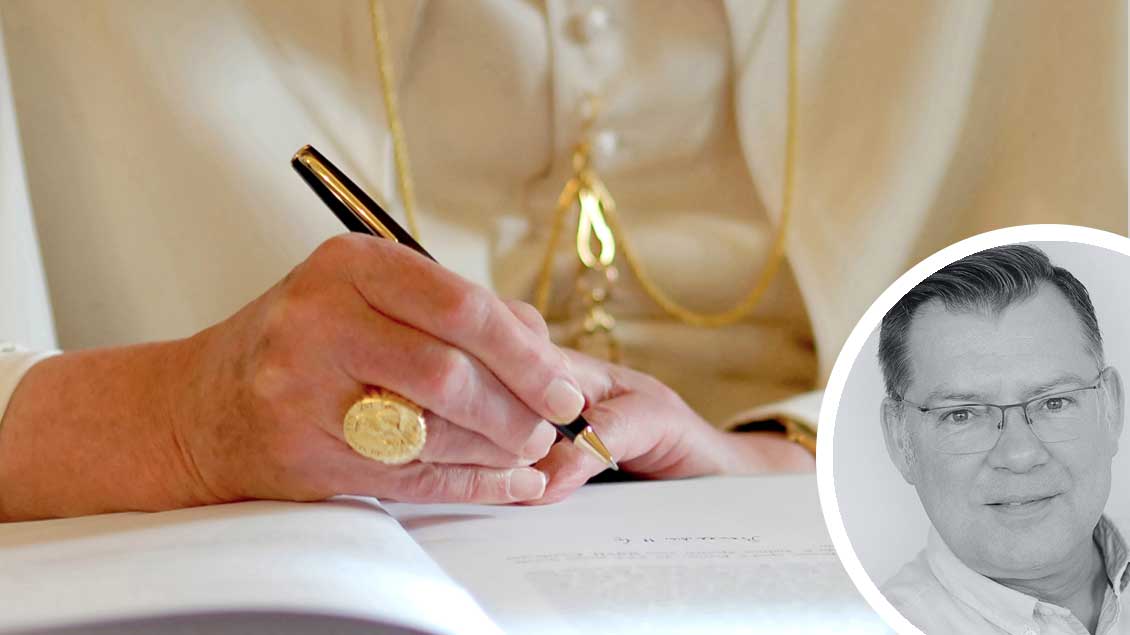 Papst Benedikt XVI. unterschreibt ein Dokument.