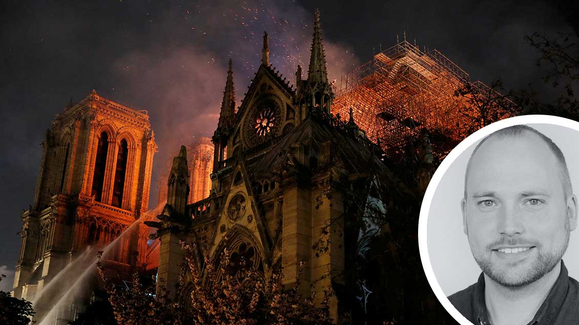 Feuer schlägt aus dem Dach von Notre-Dame.