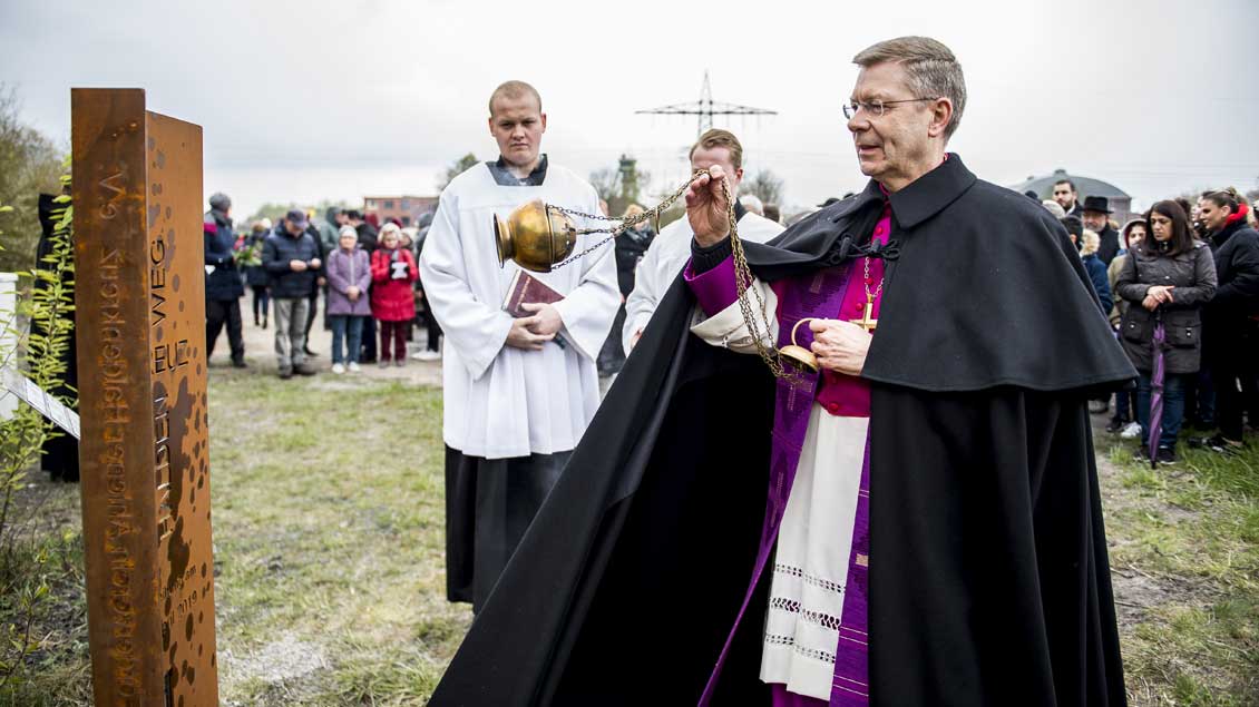 Weihbischof Zekorn segnet die neuen Kreuzweg-Stelen.