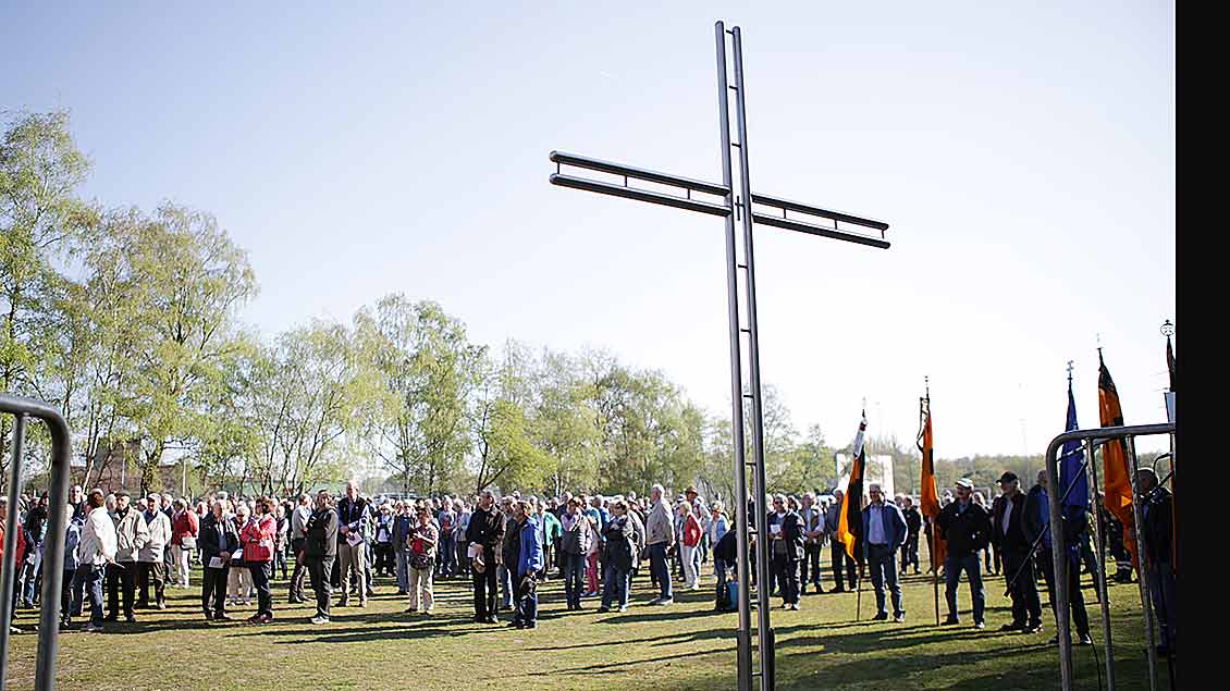2500 Gläubige beim Kreuz auf der Halde