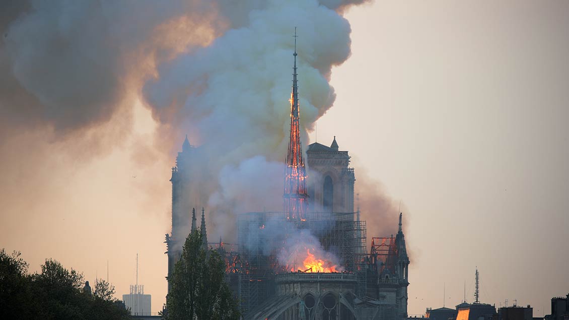 Feuer im Dachstuhl der Kathedrale Notre Dame in Paris