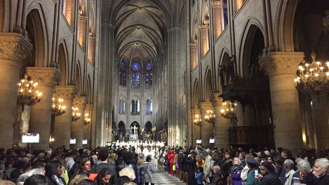Gottesdienst in der Kathedrale Notre Dame in Paris