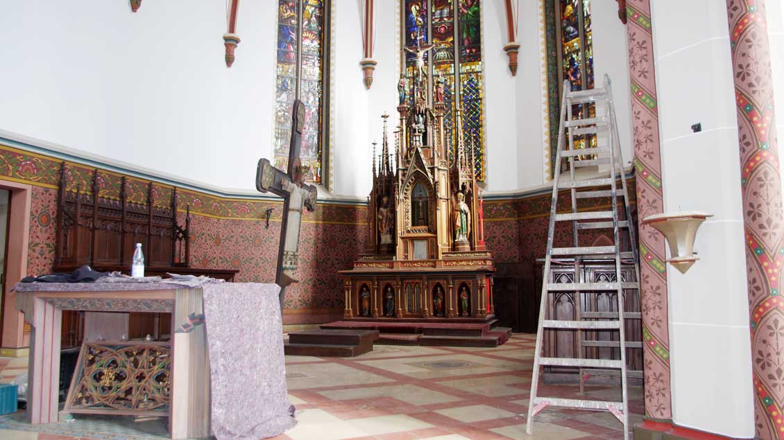 Blick in den Altarraum der restaurierten St.-Mauritius-Kirche Enniger.
