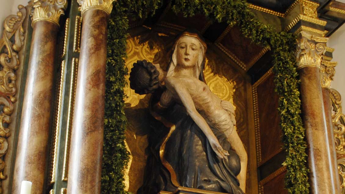 Gnadenbild der „Schmerzhaften Gottesmutter“. Das Vesperbild stammt aus dem 15. Jahrhundert.