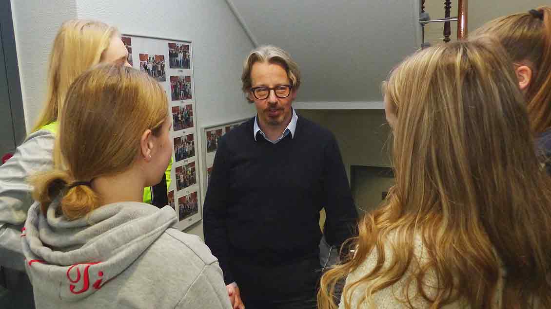 Schulleiter Bert Bergner redet mit Schülerinnen seiner neuen Schule, der Franziskusschule Wilhelmshaven.