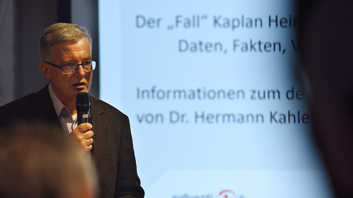 Hermann Kahler spricht im Pfarrsaal in Hamm-Bockum-Hövel.