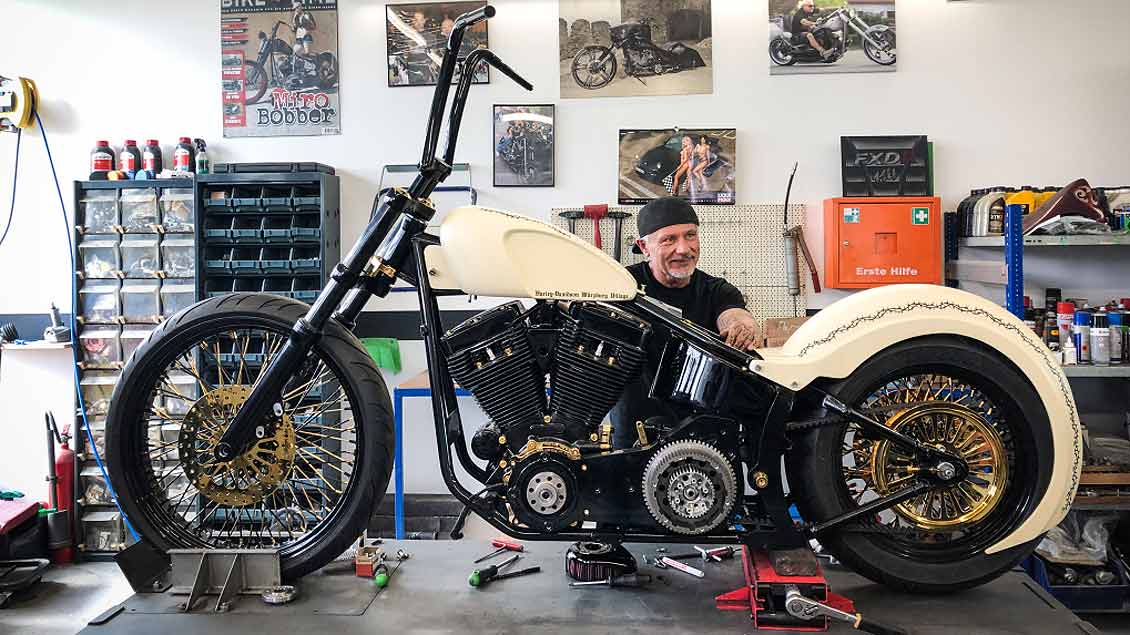 Mechaniker Miro hinter der Harley-Davidson, die für den Papst bestimmt ist