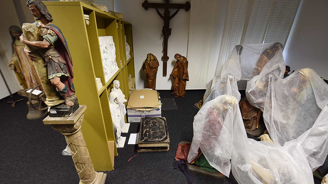 Heiligenfiguren in einem Lagerraum