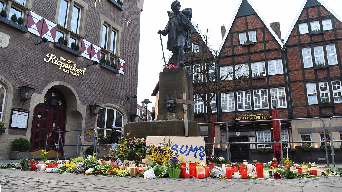 Vor der Statue des Kiepenkerl in Münster haben Menschen Blumen gelegt.
