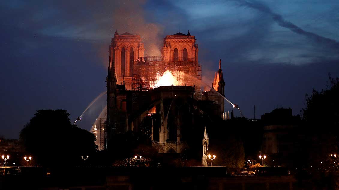 Löscharbeiten an Notre-Dame am Montagabend in Paris