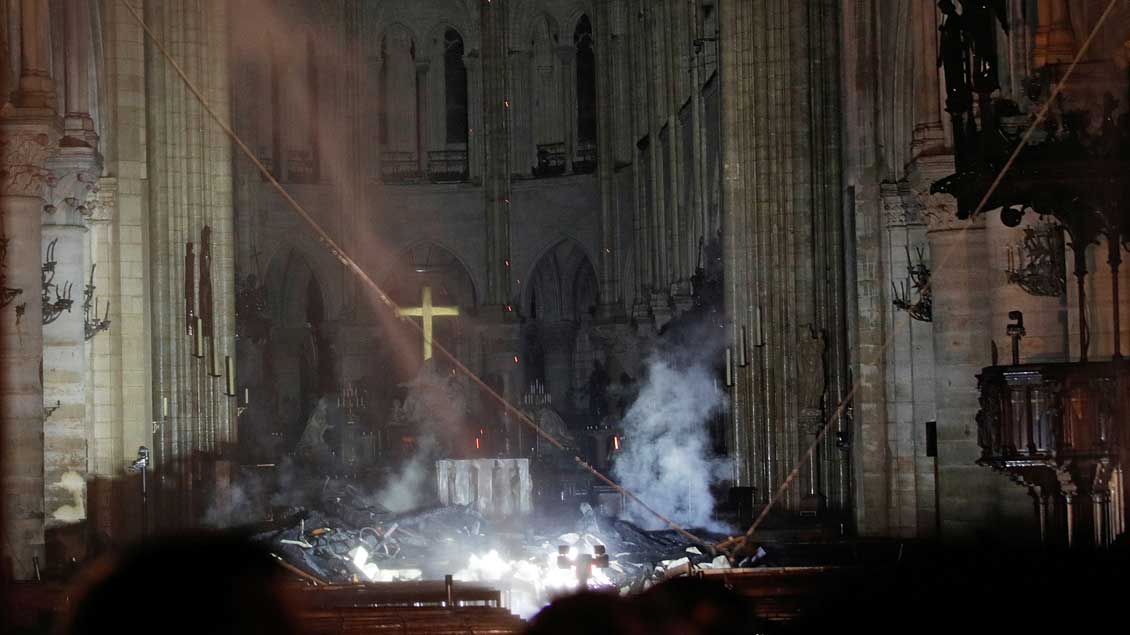 Blick auf den Altar der ausgebrannten Kathedrale Notre-Dame