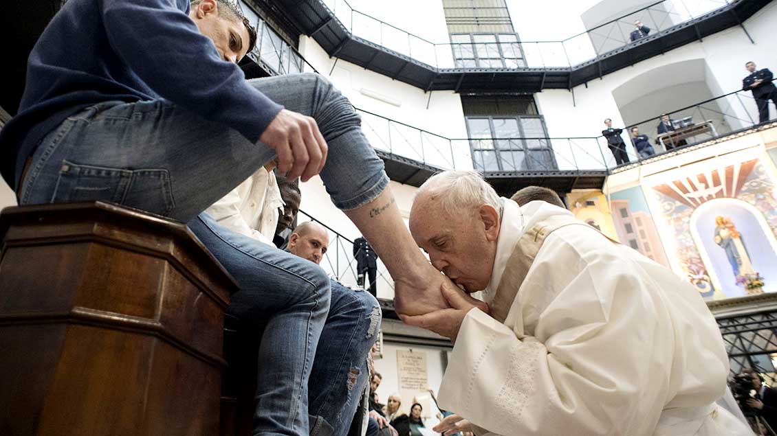 Papst Franziskus wäscht 2018 einem Häftling die Füße