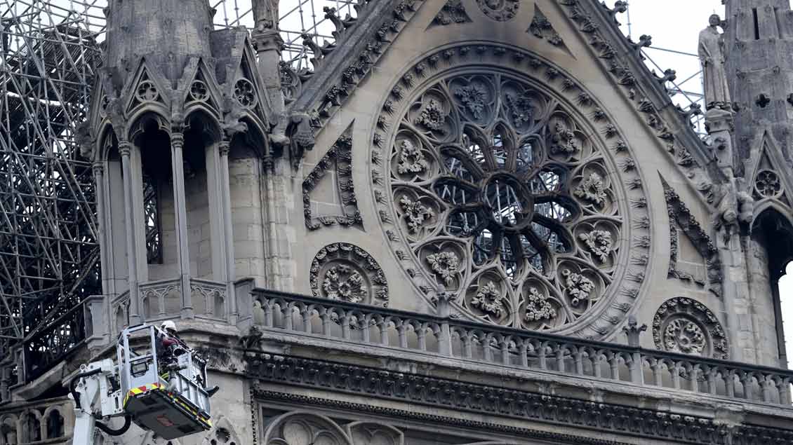 Ein rußiges und verkohltes Kirchenfenster von Notre-Dame