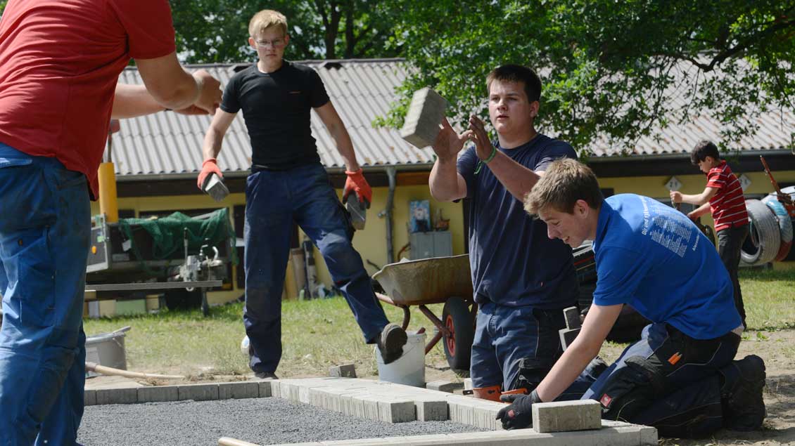 Jugendliche arbeiten bei einem Projekt der 72-Stunden-Aktion 2013