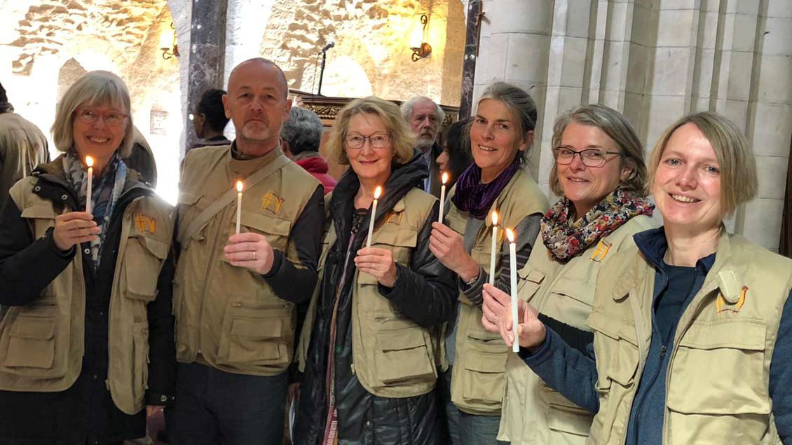 Bei einem Gottesdienst in der St.-George-Kathedrale in Jerusalem erhält das EAPPI-Team mit Christiane Berg (rechts) das Licht.