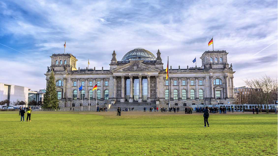 Der Deutsche Bundestag hinter einer grünen Wiese