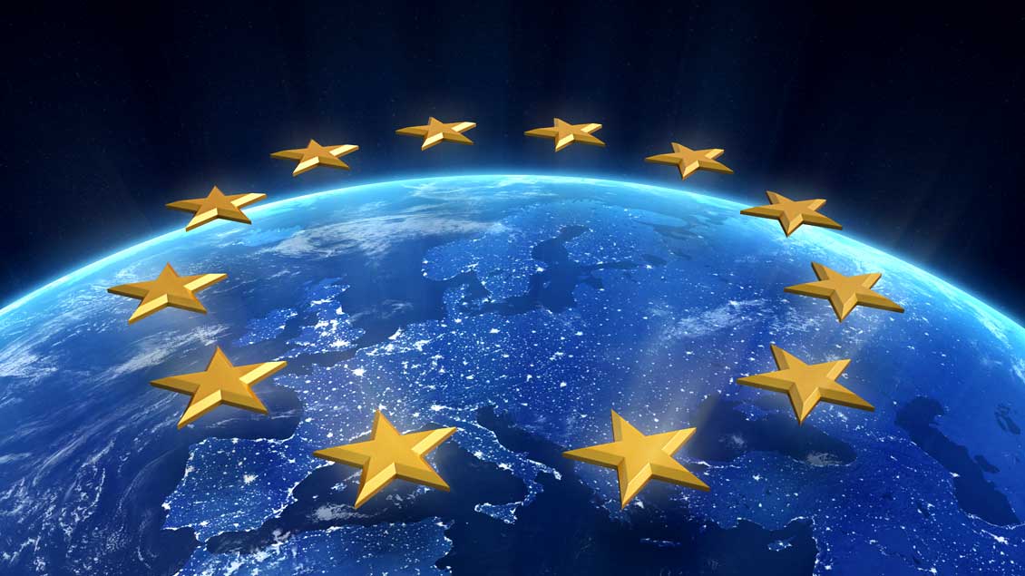 Die gelben Sterne der EU über dem nächtlichen Europa