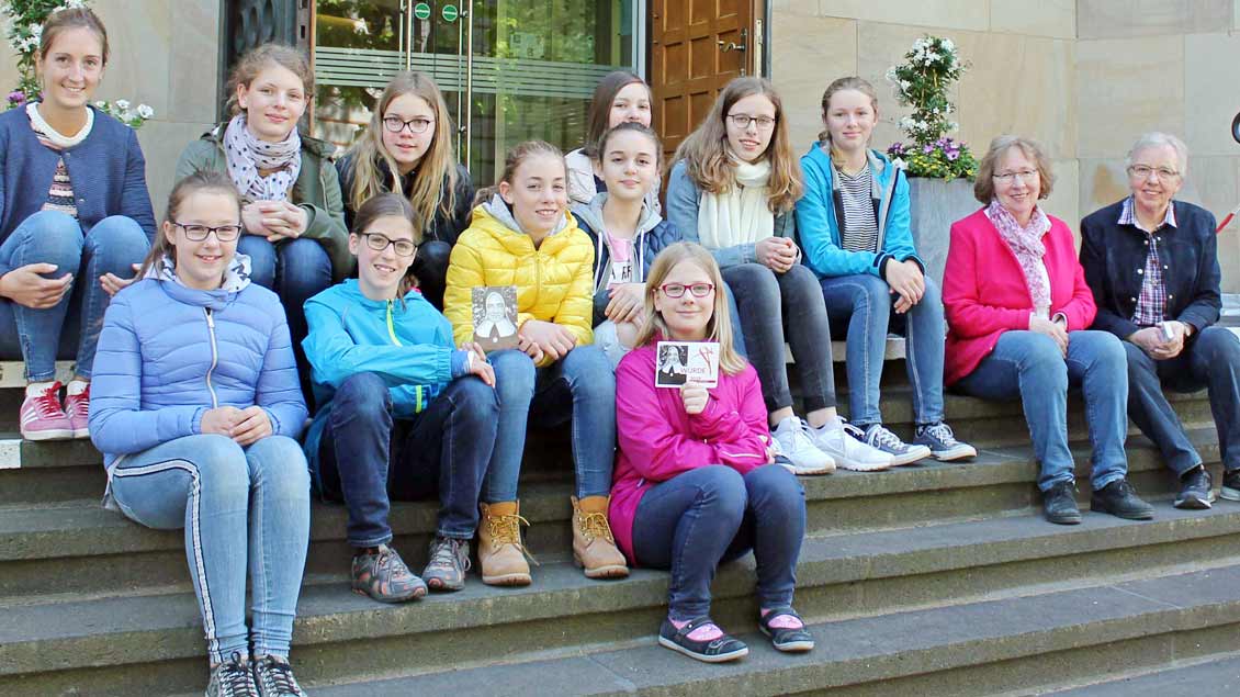 Schülerinnen der Marienschule vor dem Euthymia-Zentrum in Münster.