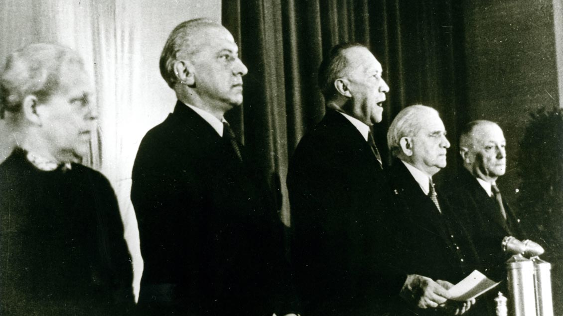 Unterzeichnung des Grundgesetzes am 23. Mai 1949 in Bonn mit dem späteren Bundeskanzler Konrad Adenauer (dritter von links)