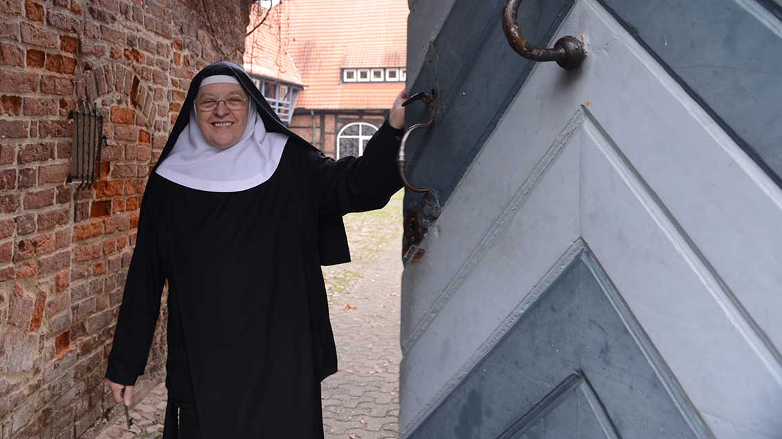 Ordensschwester öffnet die Pforte des Klosters Dinklage.