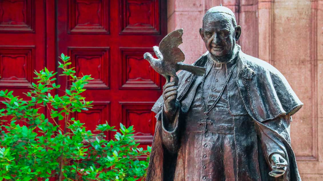 Bronzefigur von Papst Johannes XXIII.