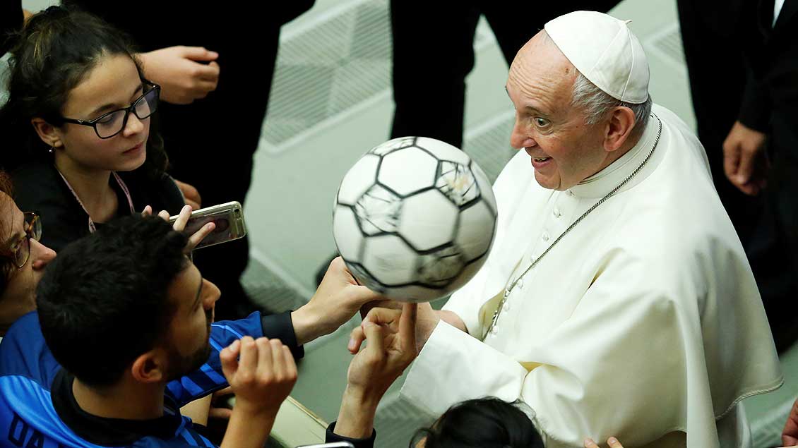 Papst mit Fußball bei der Audienz mit Jugendspielern