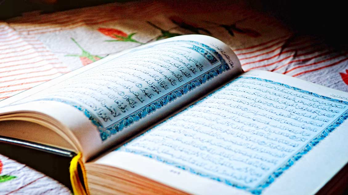 Ein aufgeschlagener Koran