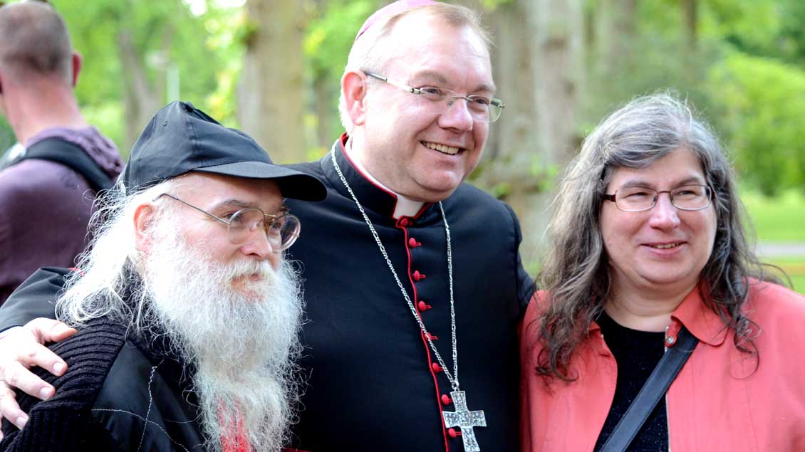 Weihbischof Hegge mit Pilgern
