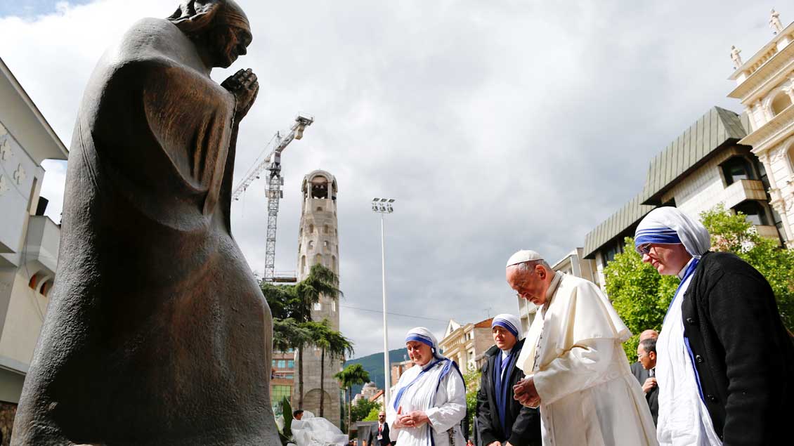Papst Franziskus vor dem Denkmal für Mutter Teresa in Skopje