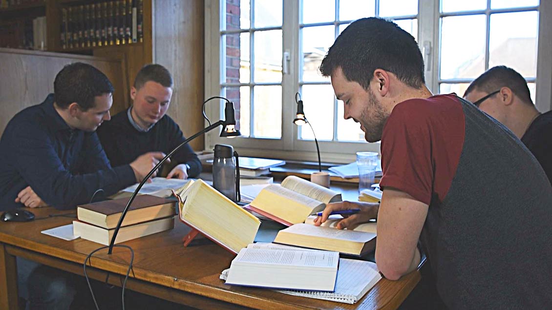 Gemeinsames Lernen im Sprachenjahr in der Bibliothek des Priesterseminars in Münster.
