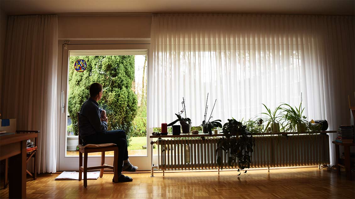 Pater Hans-Michael Hürter sitzt am Fenster seine Wohnung in Ladbergen.