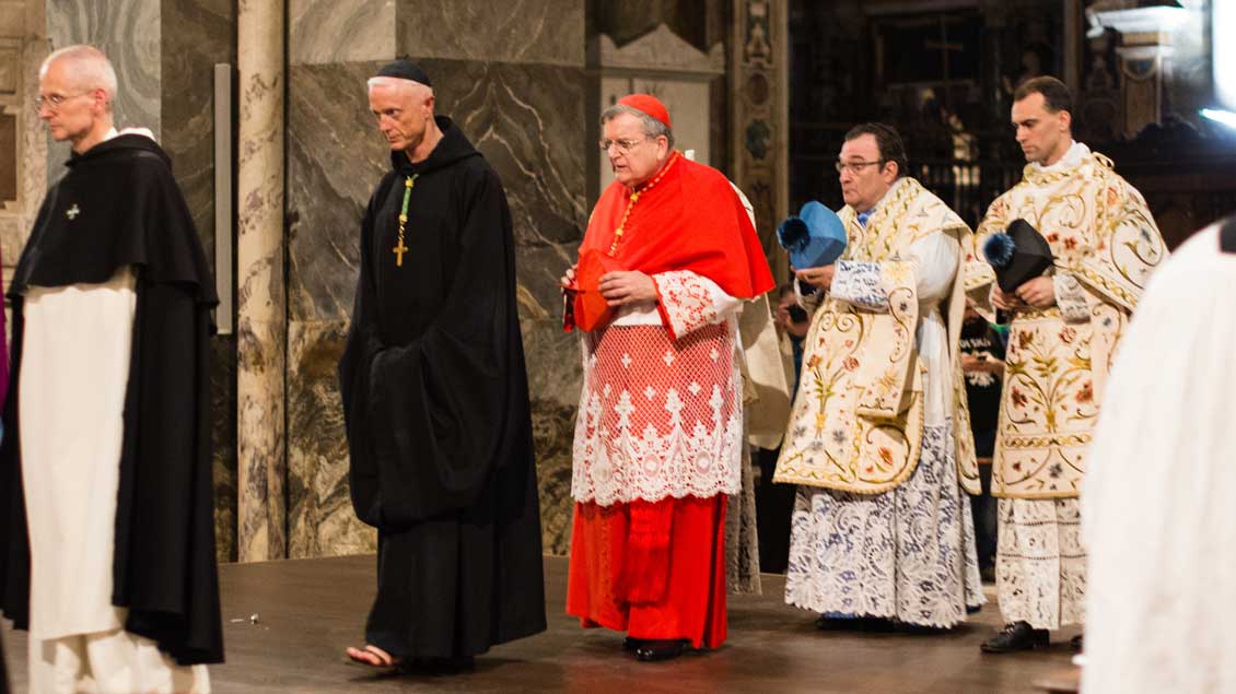 Kardinal Raymond Burke bei einem Gottesdienst im außerordentlichen Ritus