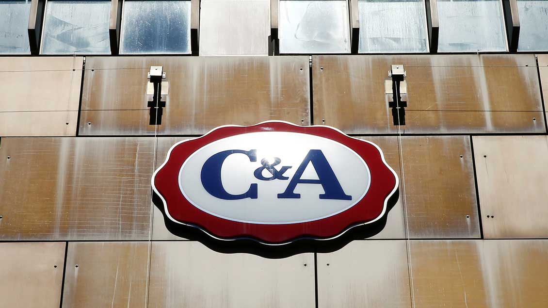 Das Logo von C&A auf einem Kaufhaus des Textilunternehmens