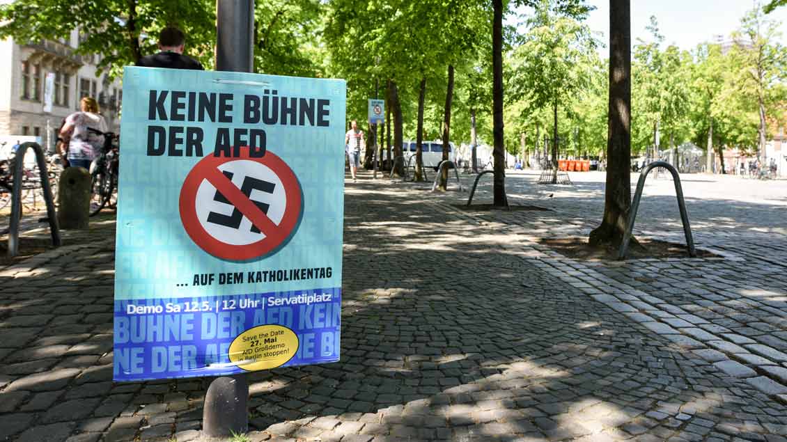 Anti-AfD-Plakat auf dem Domplatz in Münster